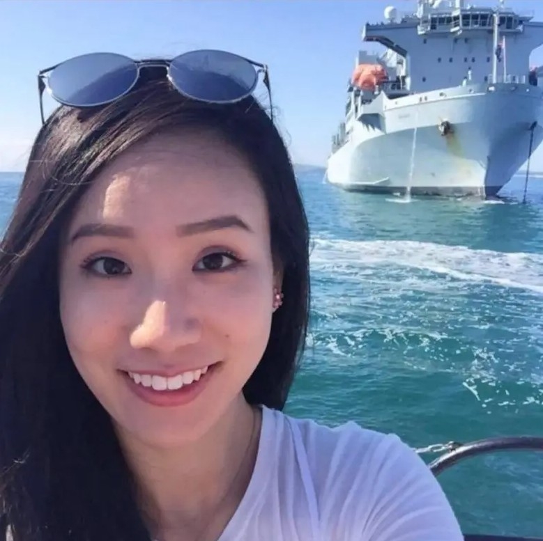 18年與港鐵高級職員Elizabeth展開戀情。