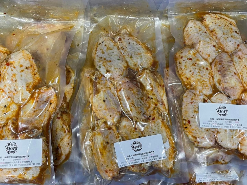 生料方面,有秘製蜜椒汁雞翼和紐西蘭草飼西冷扒等,還有一系列火鍋食材、養生燉湯包及糧油雜貨,包括羊腩煲和藥膳花膠雞煲等,菜式選擇相當豐富。