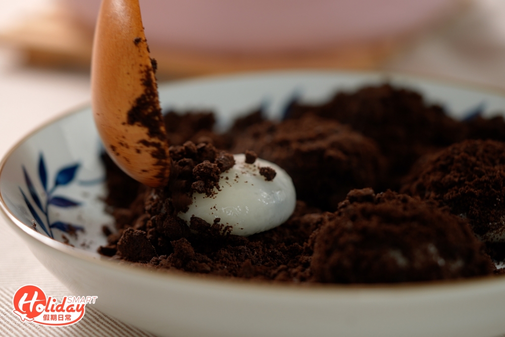 撈起把湯丸沾滿OREO碎即完成。