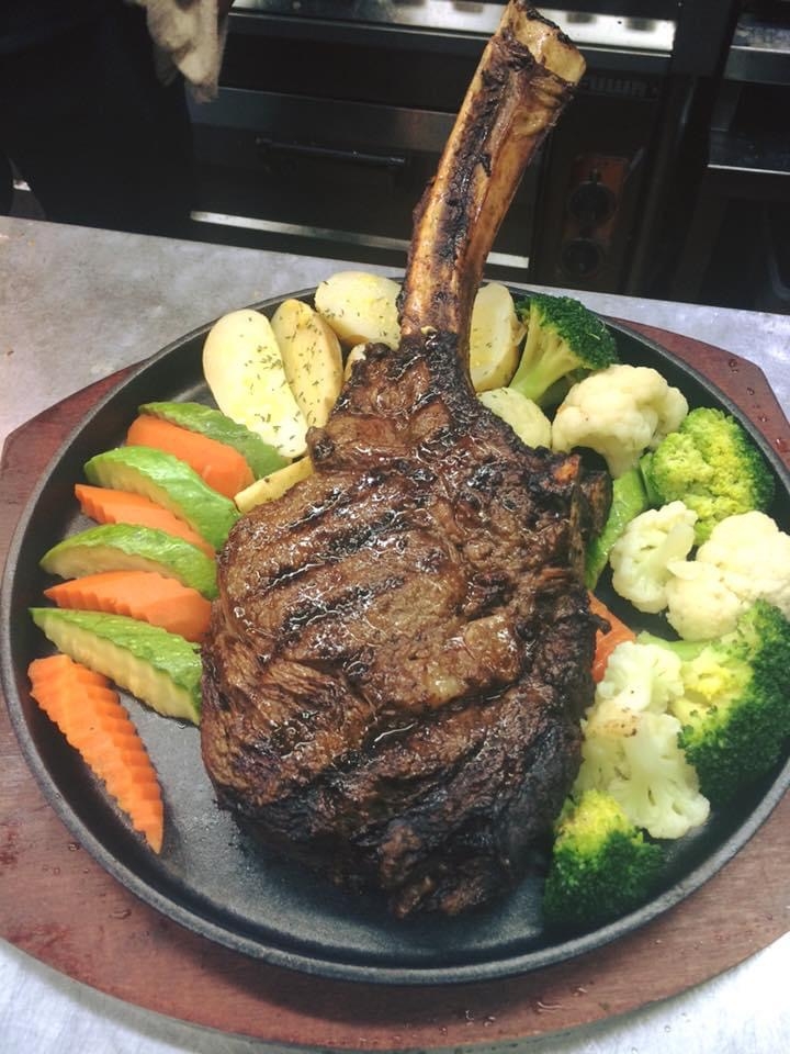 但後街牛扒的牛扒多年來保持質素而且類型眾多，例如有美國荷斯登牛腰扒，被日本稱為神級牛之部位，肉質柔嫩而且油香濃厚。