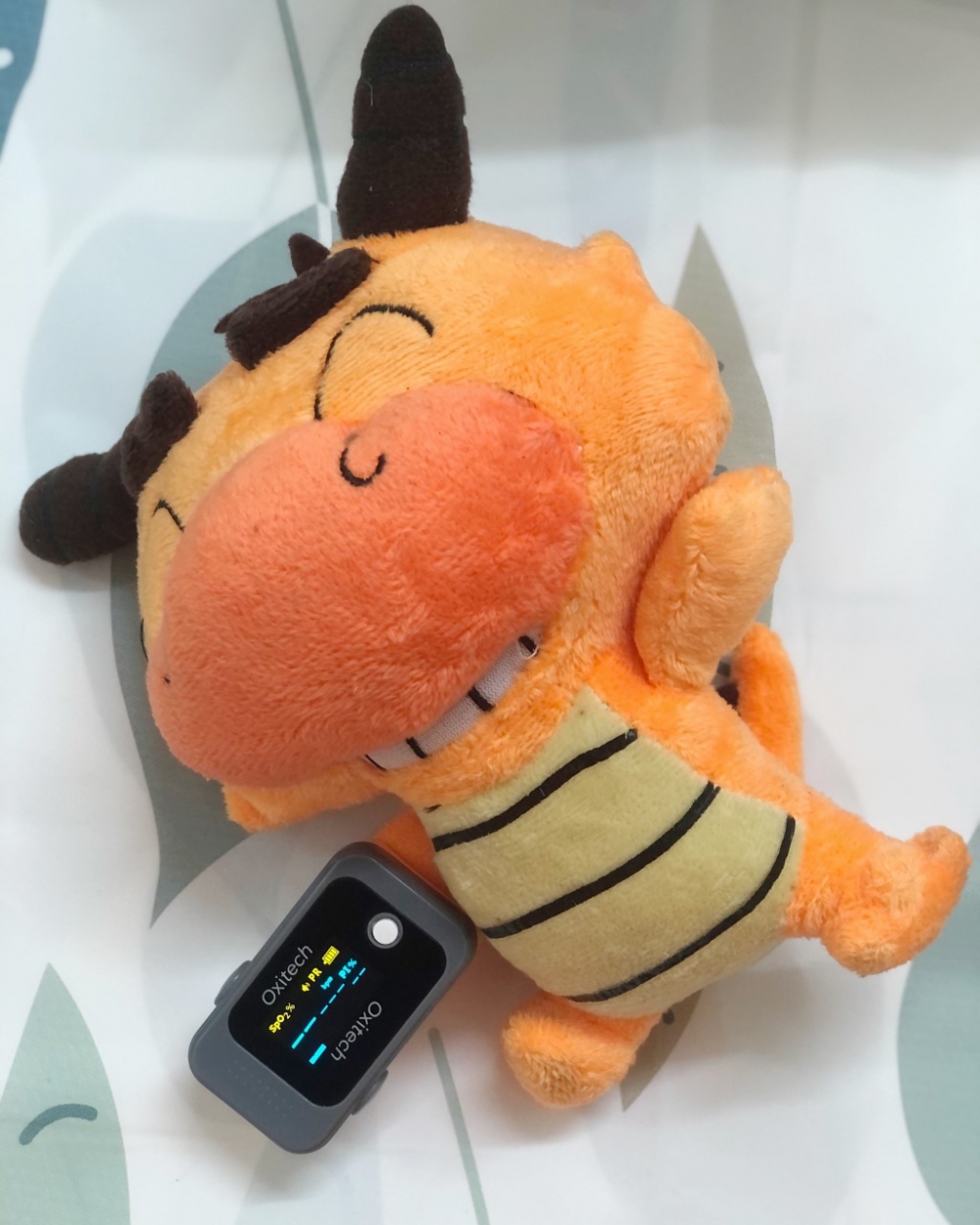 指甲式血氧機若夾在公仔上，但仍然顯示數字，即代表該血氧機不可靠。