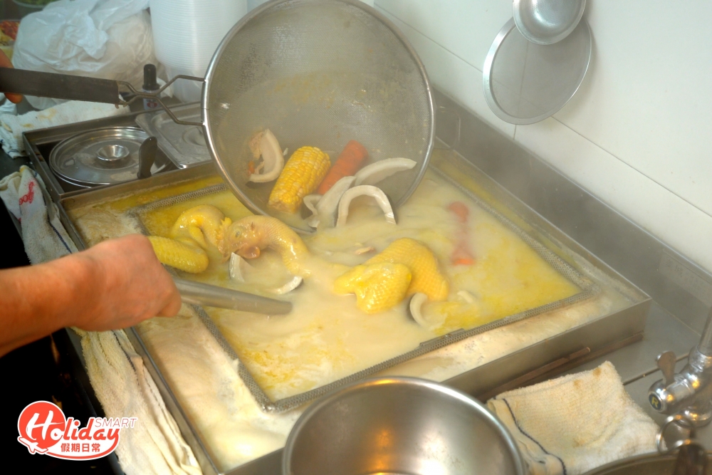 店內的湯餃都會配上椰子海帶鮮雞豬骨濃湯，湯底健康無味精 味道鮮甜。