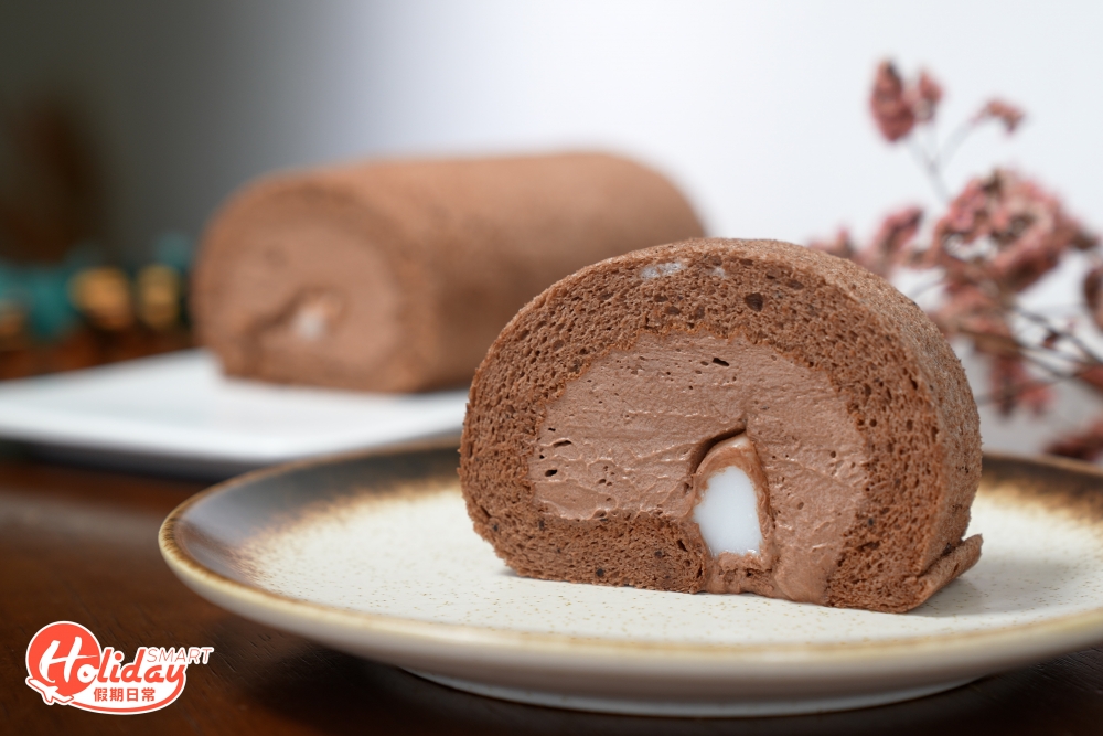 千層蛋糕網店鼻祖Lamlam脷 (Lamlamli) ，由一位90後女生主理，從網店做到開實體店，現在門市位於旺角鬧市，設有堂食和外賣，由原本獨沽一味只賣千層蛋糕，到現在更供應巴斯克芝士蛋糕，最近推出爆餡麻糬卷蛋再次爆紅。