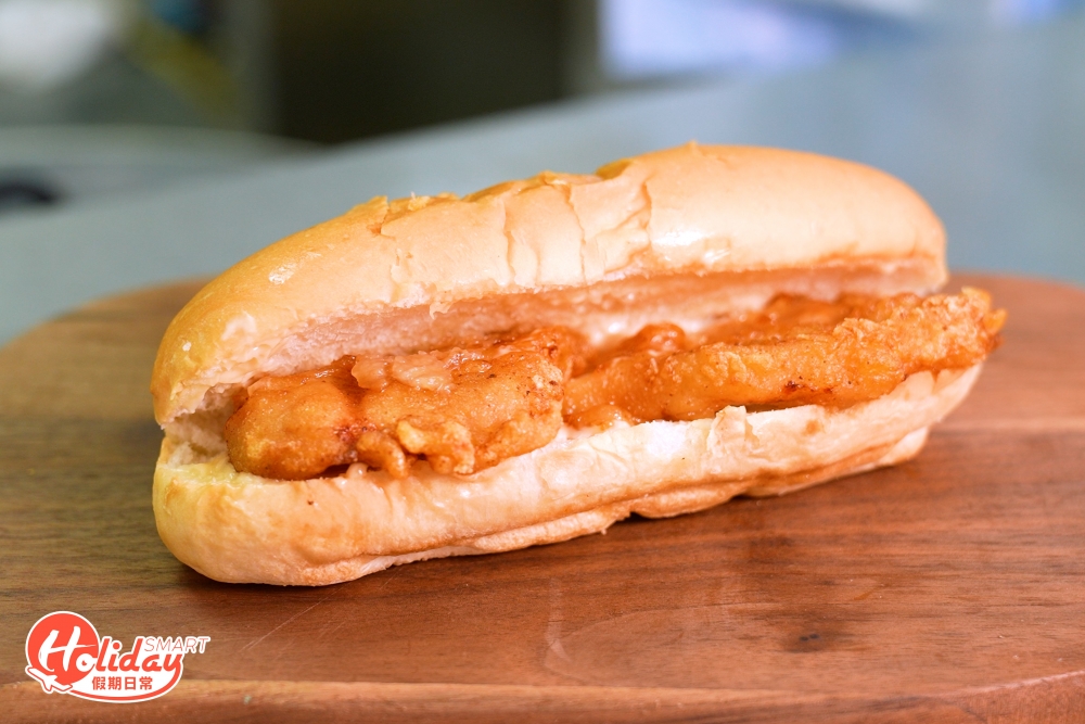 受歡迎的當然不止是雞髀，還有多款即叫即製的包類，包括豬扒包、魚柳包和熱狗等，用上傳統鬆軟的熱狗包，價錢$9起，感覺好似中學的小賣部，充滿童年回憶。