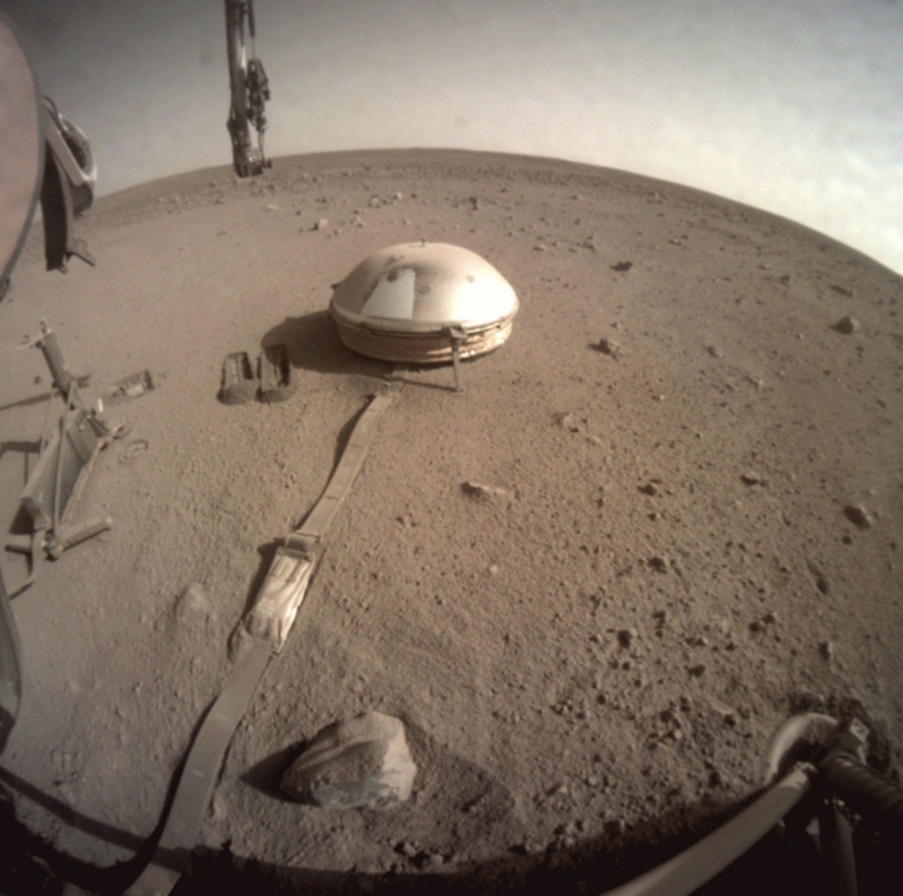 圖為美國 NASA 洞察號火星探測器拍攝畫面。