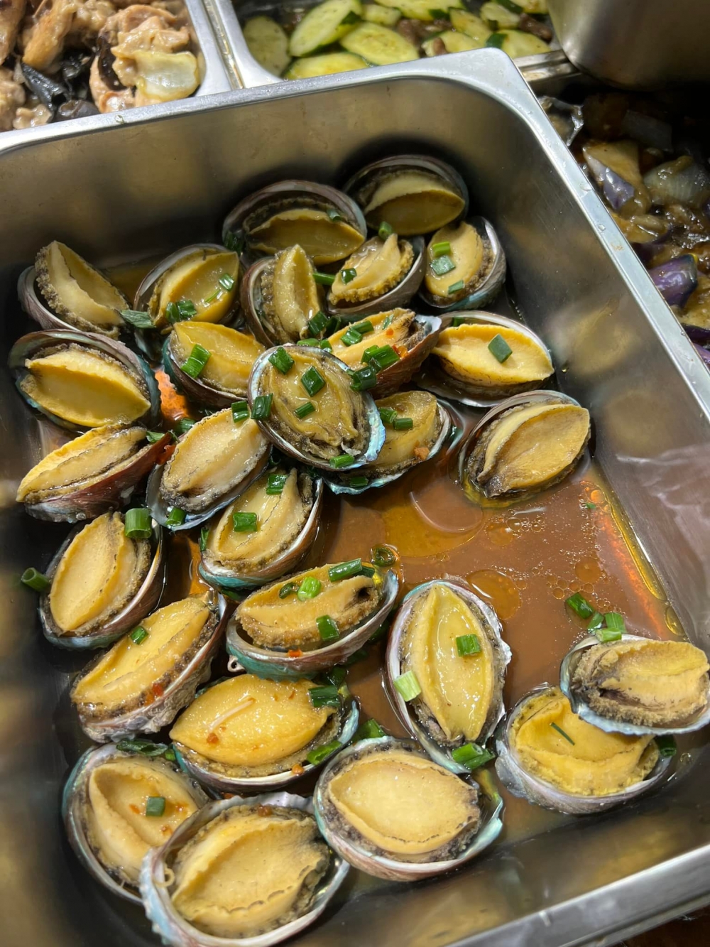 店舖更透露即將推出鮑魚,最平$55就可以歎到龍蝦配海鮮兩餸飯,成功令店舖在兩餸飯市場突圍而出。