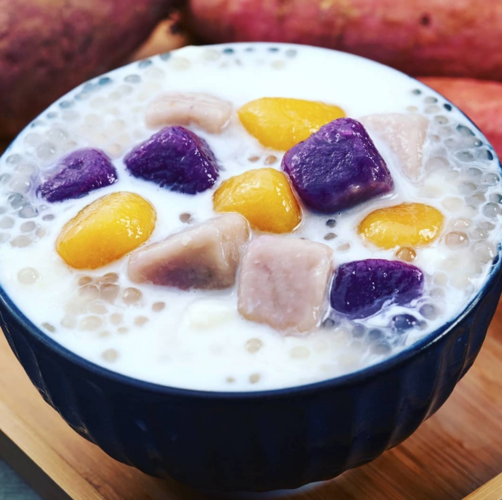 芋頭椰汁西米露三色圓，將芋頭壓成蓉加入椰汁內，使糖水帶有濃郁的芋香味。