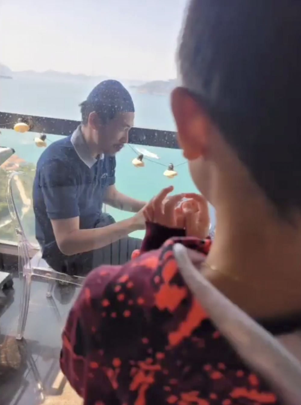 陳茵媺表示陳豪呢幾日幾乎起居飲食都係喺露台,即使瞓覺佢都係喺獨立房間。