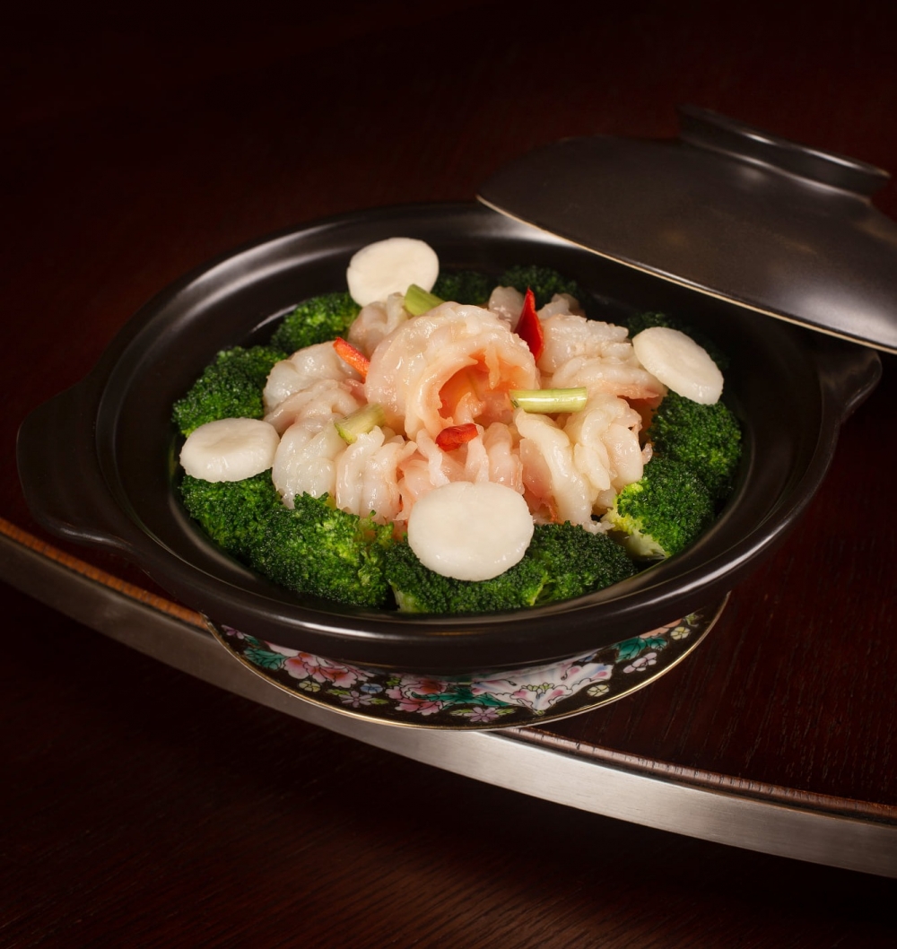 另外因應最新防疫規定，逸東軒繼續延長午市（由10:30am至6pm），在午市期間推出主菜單7折優惠，更是每日供應，其中必食菜式包括脆皮燒腩仔、二弄玻璃蝦球、蟹肉糯米脆皮乳豬等多款得獎招牌菜。