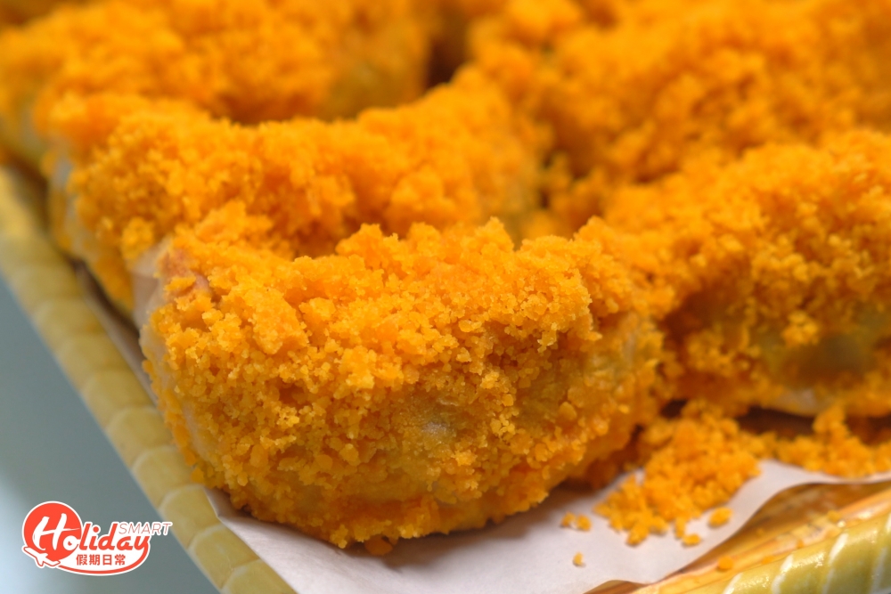 店內的人氣餃子一定是金沙煎餃！師傅會先於餃子外皮塗上一層金沙醬，再加上滿瀉的鹹蛋黃碎！