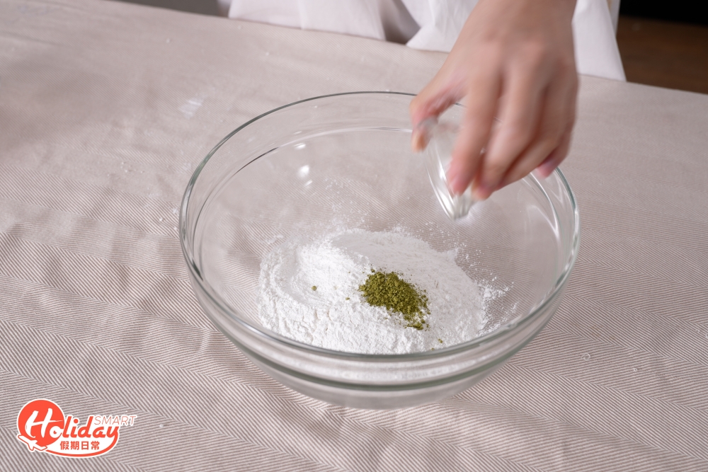 記得先把抹茶粉及糯米粉混合好再加入溫水,因此粉糰的色澤會更均勻。