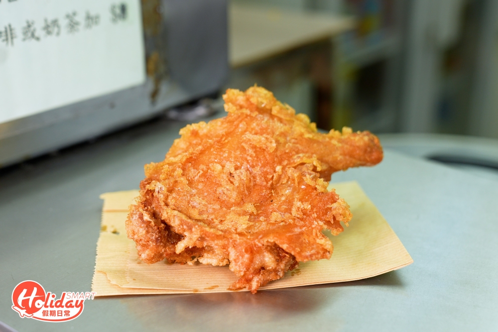 店內供應的招牌生炸雞髀，只賣$20一隻，拎起墜手且咬起燙口，雞髀沾以脆漿下鍋油炸7至8分鐘，油温控制得好，粉漿厚度剛好，不會食到滿口炸粉，外皮炸至香脆，咬下去鏗鏘有聲，不似其他快餐店的雞髀炸得乾身，反而保持到肉質鮮嫩夠Juicy。