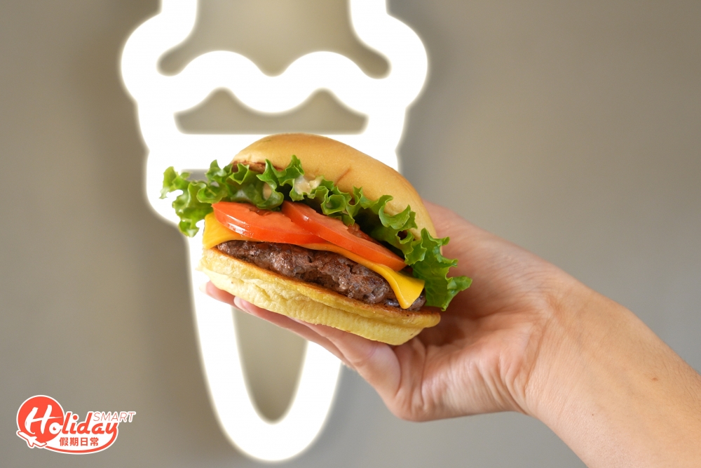 其中ShackBurger是店內最signature的漢堡包，以100%全天然、沒有添加激素的安格斯牛肉漢堡製作，直接由原塊牛排切割而成，牛味濃郁，加上美國芝士、生菜、羅馬番茄和特製ShackSauce醬汁，讓人一試上癮！