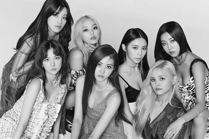 莊錠欣2015年喺韓國娛樂公司嘅海外公開選秀合格後飛往韓國做練習生，2016年加入已出道嘅韓國女子組合CLC正式出道