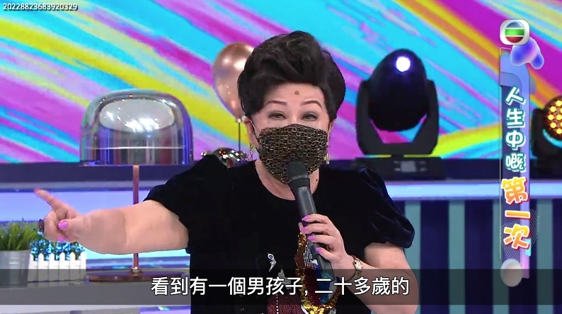 家燕姐完騷後就搭車返酒店，途中遇到一位20幾歲嘅年輕男士喺街頭小便