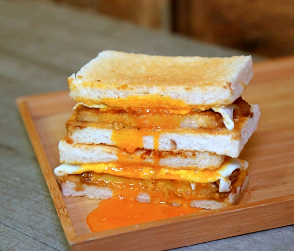 荔枝角黑布小巷分店供應多款台式吐司，當中最受歡迎的必定是台式肉蛋吐司。