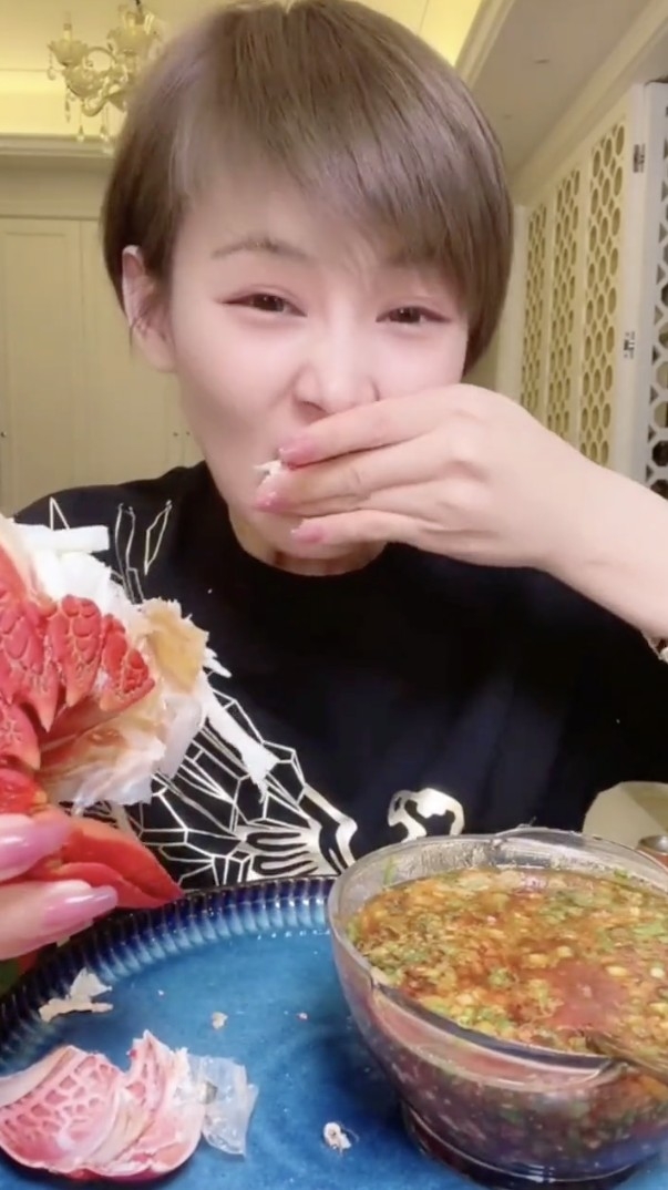 有觀眾問佢幾時辦婚禮,牙妹就直言自己係「二婚」,唔會搞婚禮