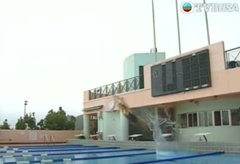 一個轉身踩牆,仲可以飛出水面!