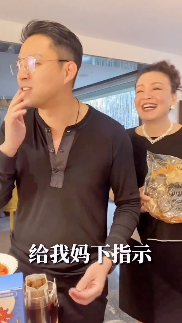 有網民留言指大S唔考慮老公嘅處境:「我也支持小菲,那麼好的教育,還得遷就她,多久都不回北京,不考慮奶奶想孩子嗎」,張蘭有讚好
