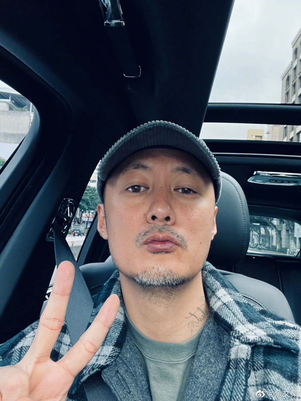 余文樂分享駕車接兒子放學嘅相片。