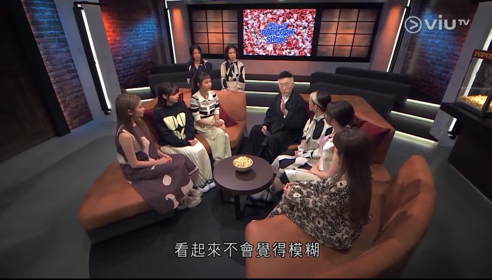 成員芯駖與Winka坐到較後位置