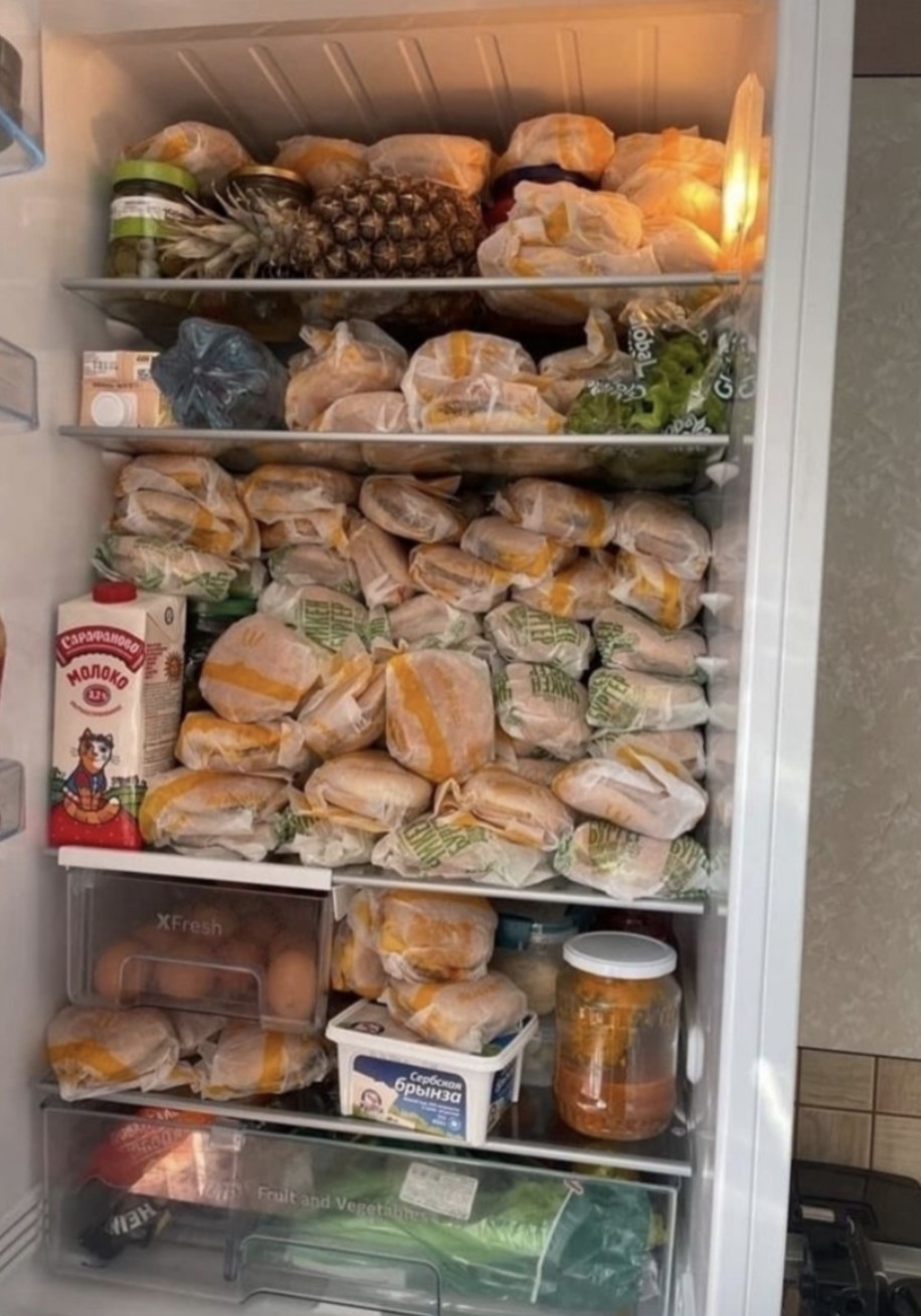 有麥當勞狂熱fans就大手筆購買大量漢堡包，擺滿雪櫃慢慢食！