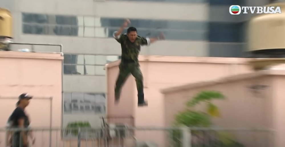 扮演導師嘅關禮傑向學生們展示跨樓跳躍!