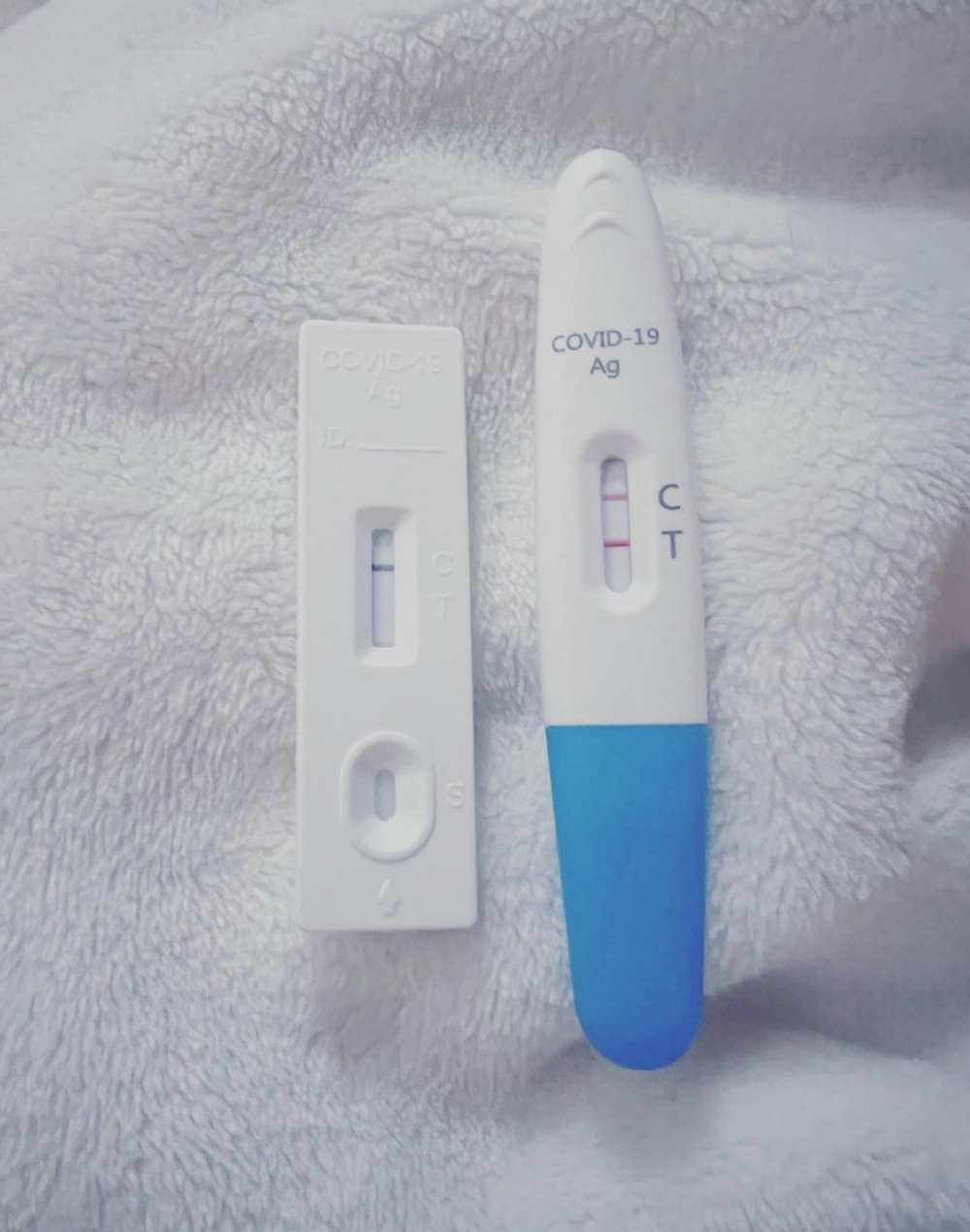 確診Omicron後一般出現嘔吐丶頭痛丶乾咳喉嚨痛丶發燒,及流鼻水等症狀。