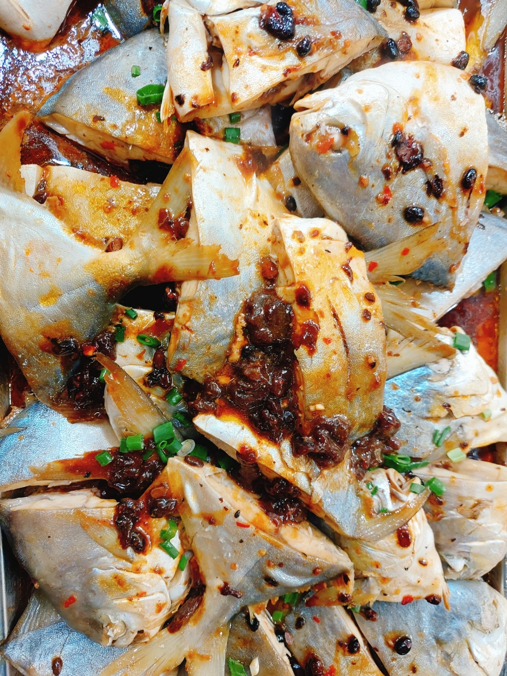 至於價錢方面,對比其他兩餸飯店稱不上是平價之選,兩餸飯收費$35,三餸飯$39,兩款淨餸為$45,除了龍蝦外,其他餸菜款式配搭沒有限制,以兩餸飯的價錢買到海鮮小菜,難怪吸引不少人撐場。