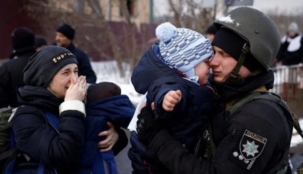 有烏克蘭軍人爸爸需要留守，並與妻兒不捨道別！
