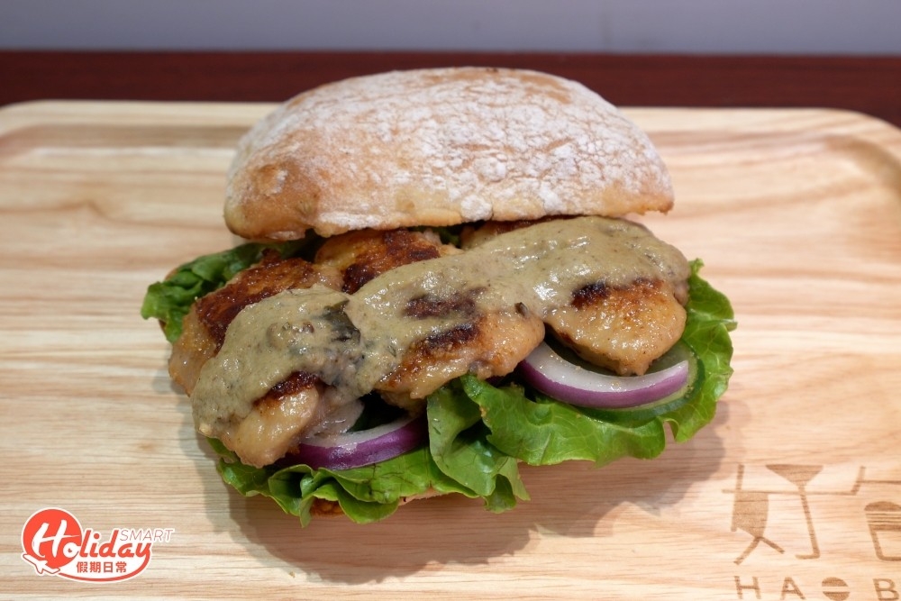 無辣不歡就一定要試青咖喱無骨雞翼包，咖喱食落香甜微辣，再加入生菜、洋蔥中和油膩感，雞肉比椒鹽口味更嫩滑多汁，而且份量飽肚，作午餐最適合不過。