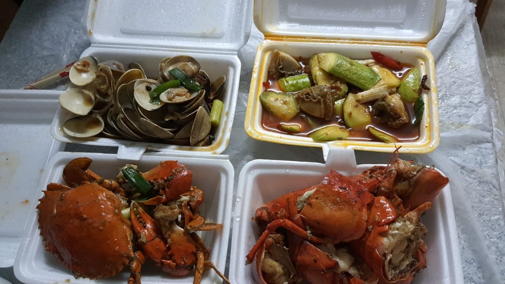 至於價錢方面,對比其他兩餸飯店稱不上是平價之選,兩餸飯及三餸飯均一收費$40,而兩至三款淨餸為$45,款式配搭沒有限制,換言之三個餸都可以選擇海鮮。