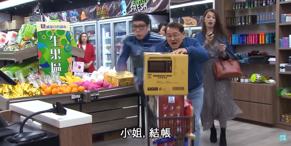 香港政府計劃3月推行全民強制檢測，近日更傳檢測期間或設禁足令，導致各大超市出現搶購潮！