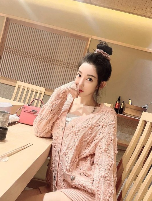 購買咗白色同粉紅色，保守估計價值大約25萬！