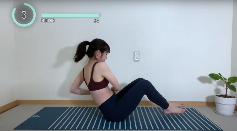 上半身往左右重複扭動。