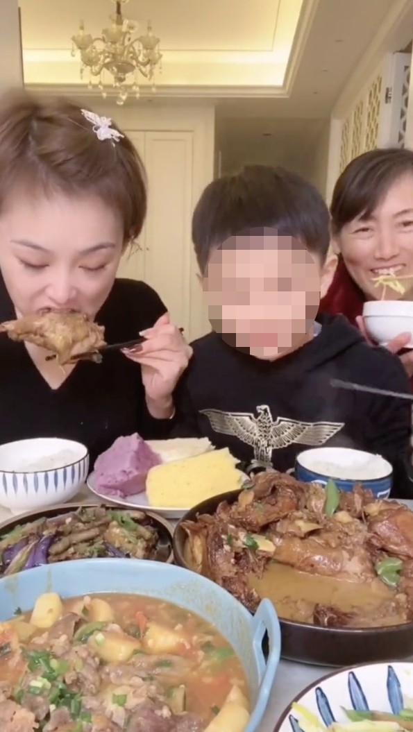 「牙妹」現年29歲,曾有過一次婚姻,並與前夫育有一子。