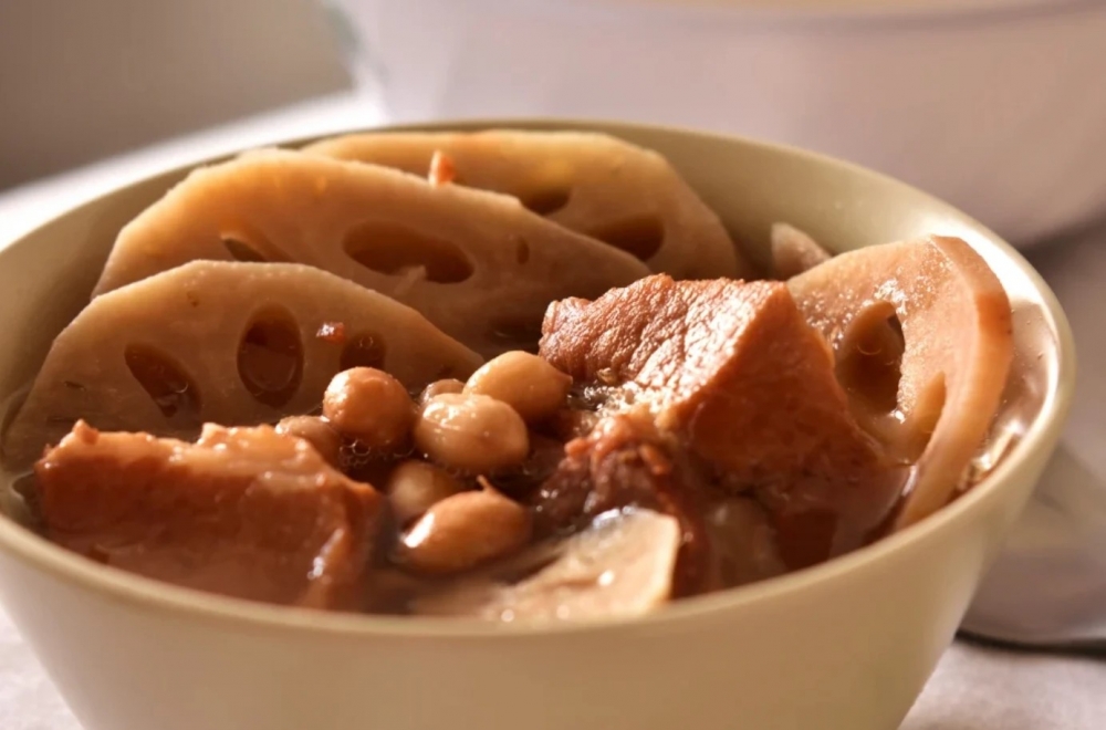 蓮藕馬蹄湯有益肺氣、養肺陰及促進呼吸道疾病的康復等功效。