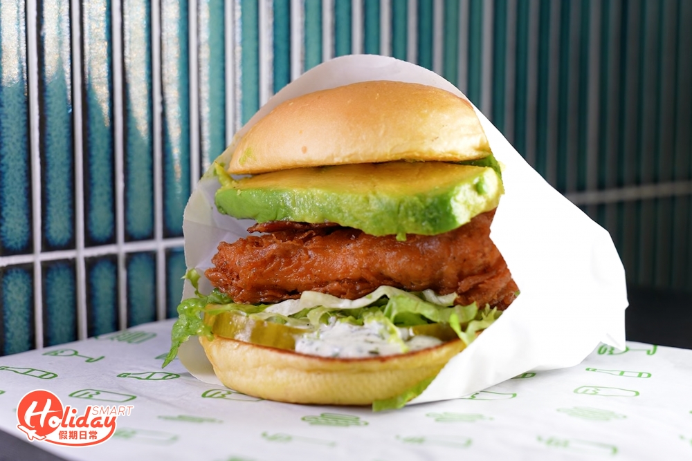 新店更會率先推出 Avocado Bacon Burger系列，其中Avocado Bacon Burger即是芝士牛肉漢堡配上牛油果和蘋果木熏煙肉，再加入自家秘製醬汁，味道濃郁惹味。