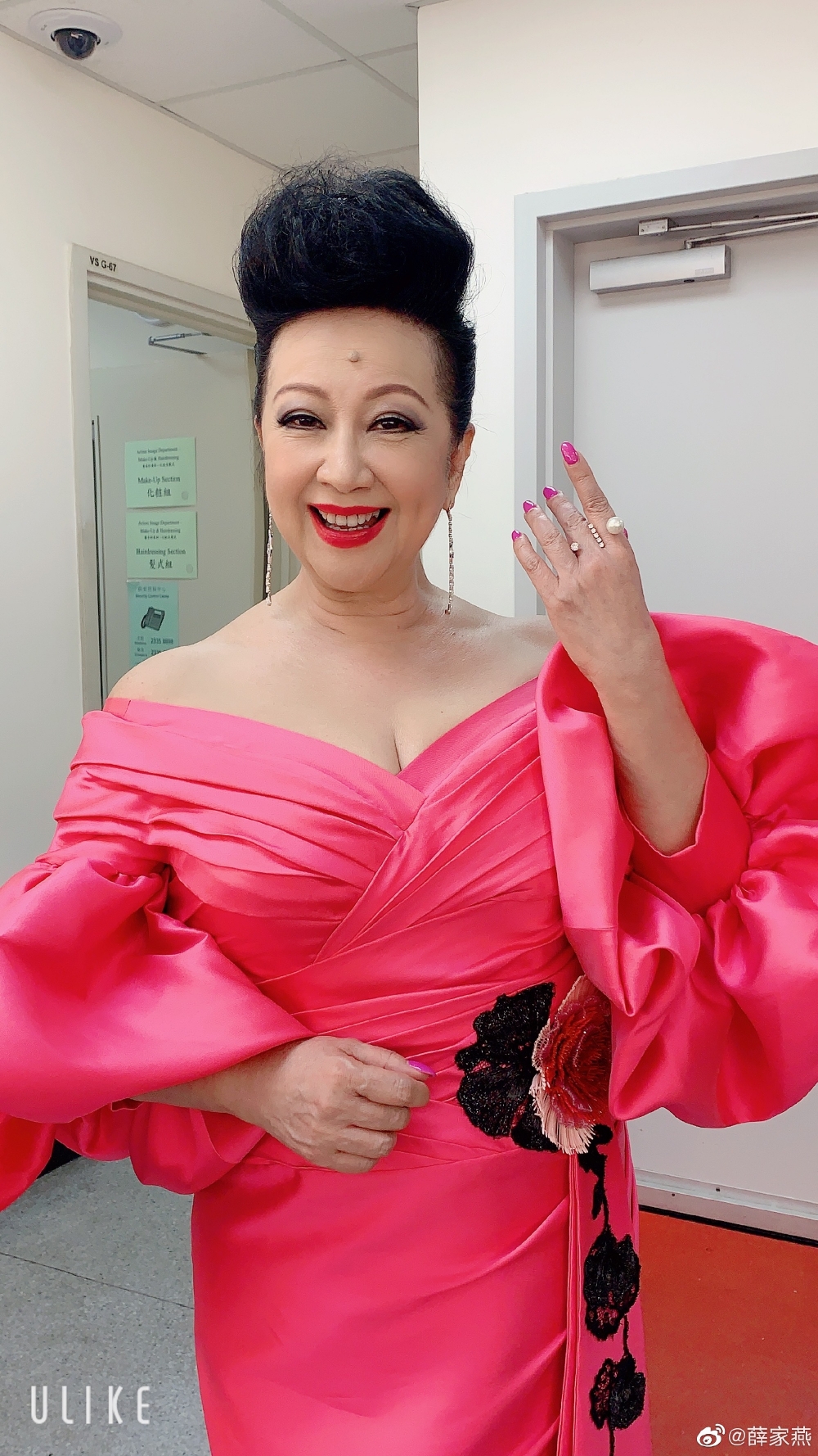 家燕姐嚇到喊，唯有打電話要職員報警，但原來年輕男喺當地甚有勢力，即使警察到場後亦好快就離場。