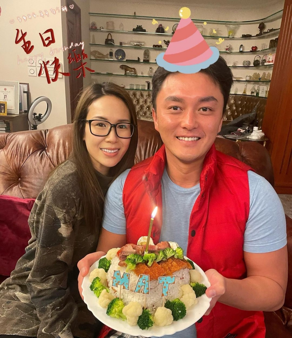 今次佢間餐廳停業,楊明無任何回應,反而係女友出面