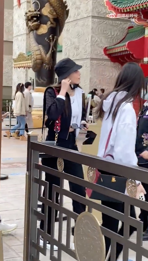 谷愛凌亦十分親民,沿途都有同其他遊客揮手打招呼,態度相當親民。