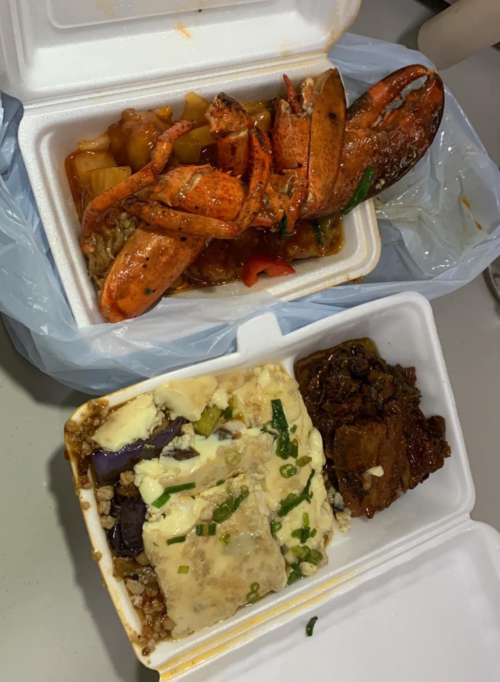 最平$40就可以歎到海鮮三餸飯,更包老火湯和和汽水,套餐份量十足,令店舖成功在兩餸飯市場突圍而出。