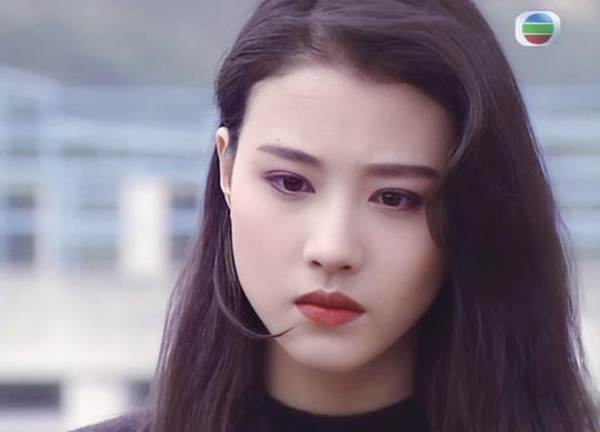 周海媚之後加入TVB藝員訓練班第1期藝員進修班而簽約成旗下藝人