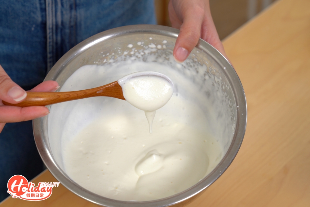 打至整體稠黏撈起會滑落，放入雪櫃備用。