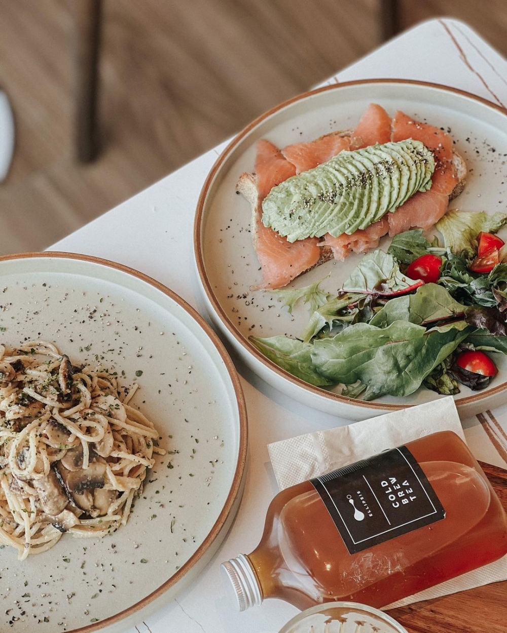 其中的牛油果煙三文魚多士受網民歡迎。三文魚帶有輕微煙熏味，加上烤焗爽脆的多士和香軟口感綿密的牛油果，層次豐富。