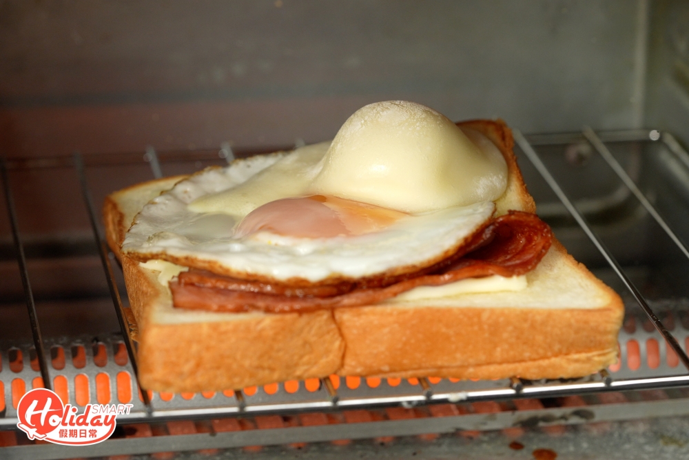 將吐司放入事先預熱的焗爐中稍焗，直至雪米糍和芝士呈半溶化