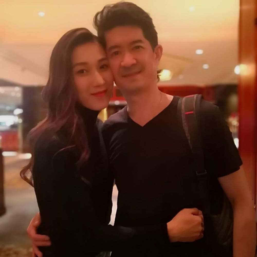 鍾嘉欣則與脊醫Jeremy結婚,並移居加拿大生活
