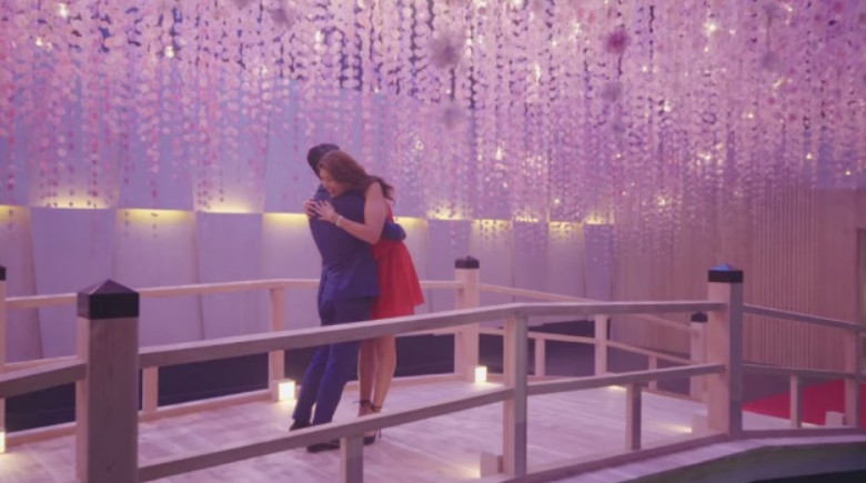 配對成功嘅參賽者會在橋上見面。