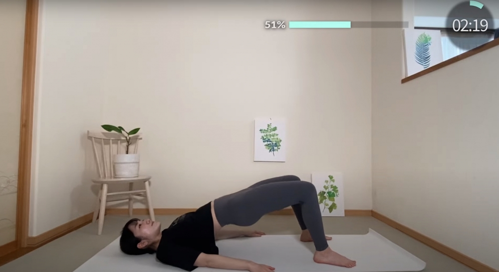 做出拱橋動作。