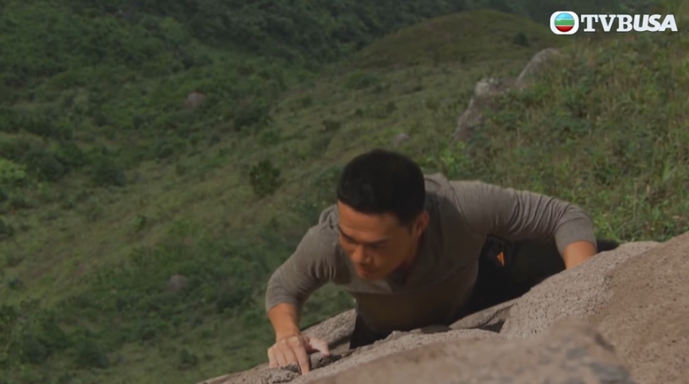 謝天華本身專心攀岩中